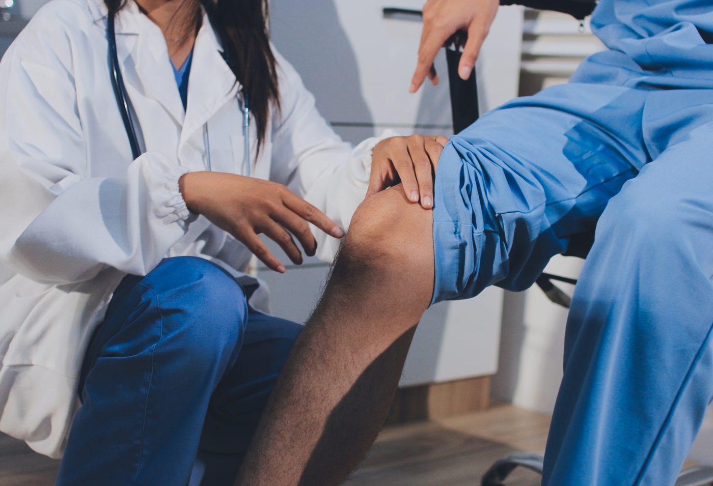 Explication des exercices de rééducation du genou au patient