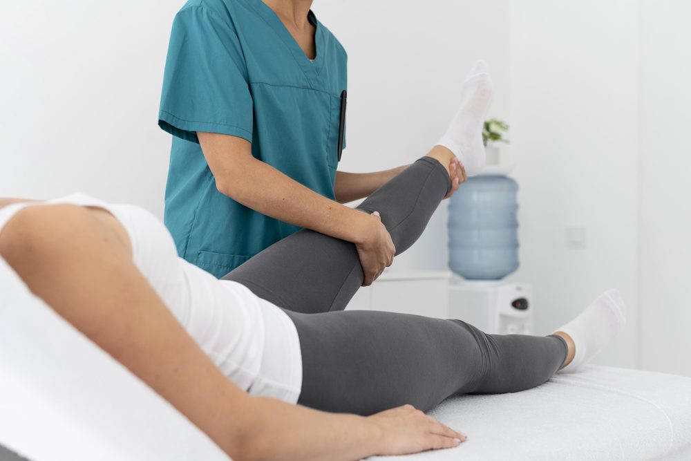 Séance de rééducation en clinique après une prothèse totale de hanche